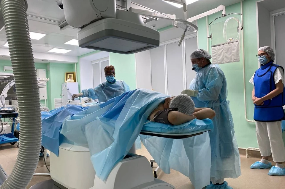 Пациент находится в сознании во время операции. Фото: пресс-служба Челябинского областного клинического центра онкологии и ядерной медицины