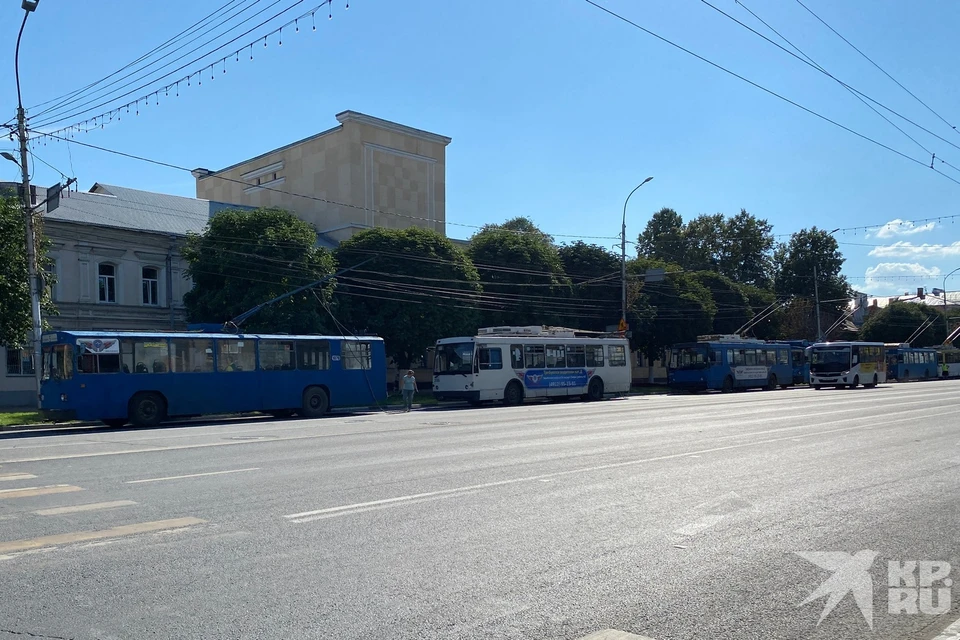 Городские троллейбусы остановились в центре Рязани.