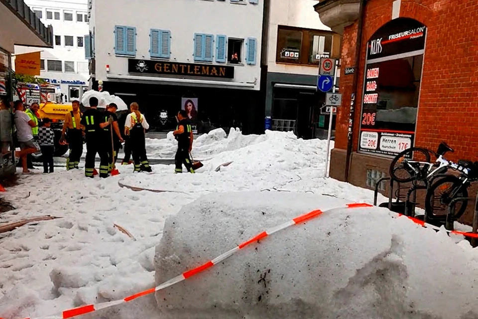 Сильная гроза с градом прошла в Ройтлингене в Германии, после нее на улицах города образовались снежные сугробы