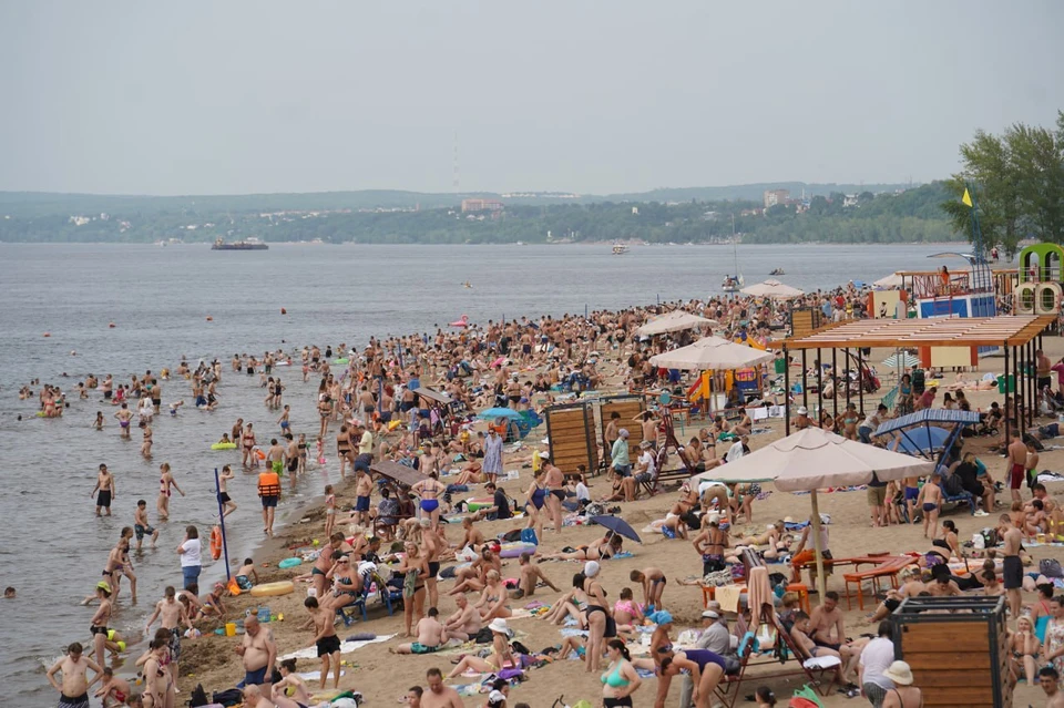 В выходные самарские пляжи традиционно переполнены.