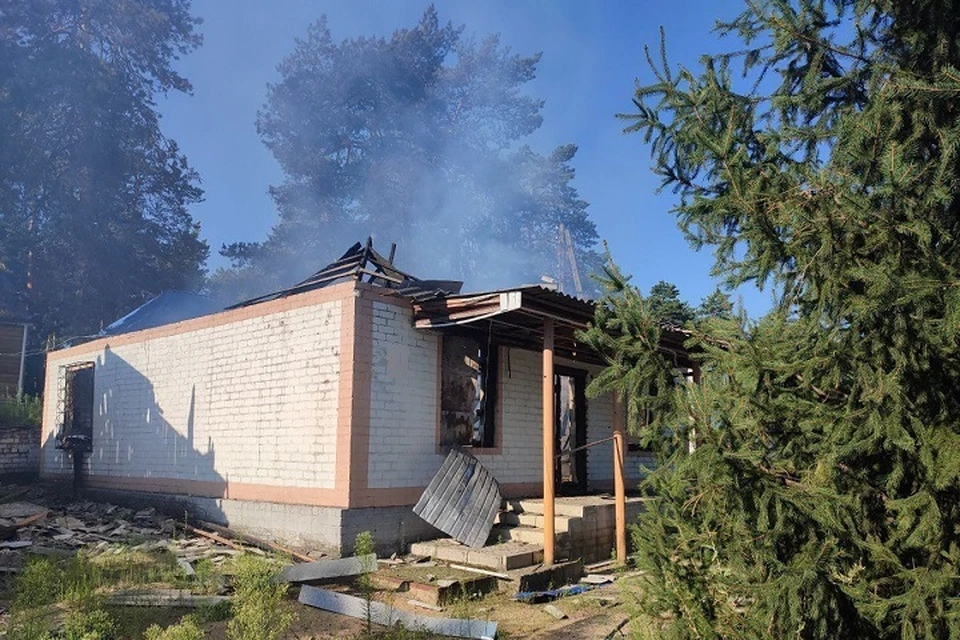 Жилой дом и стадион в Кременной получили повреждения при обстреле ВСУ. Фото - администрация Кременной
