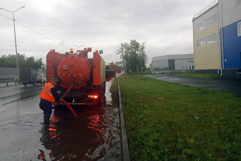 Воду с улиц приходится откачивать и вывозить цистернами. Фото: администрация Челябинска