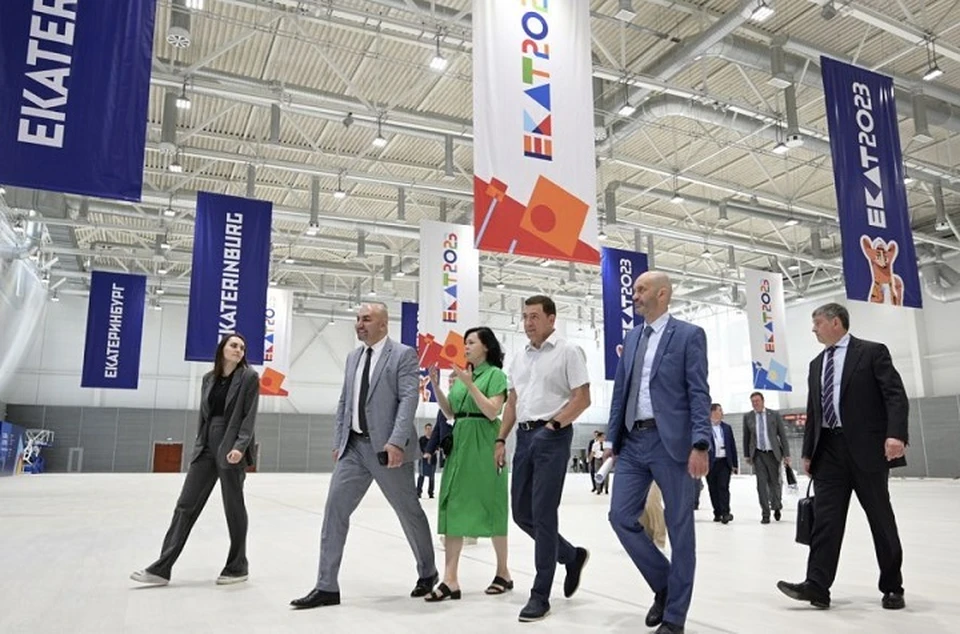 1 августа 2023 года Евгений Куйвашев оценил готовность Дворца игровых видов спорта, где пройдут соревнования по волейболу и мини-футболу. Фото: Департамент информационной политики Свердловской области