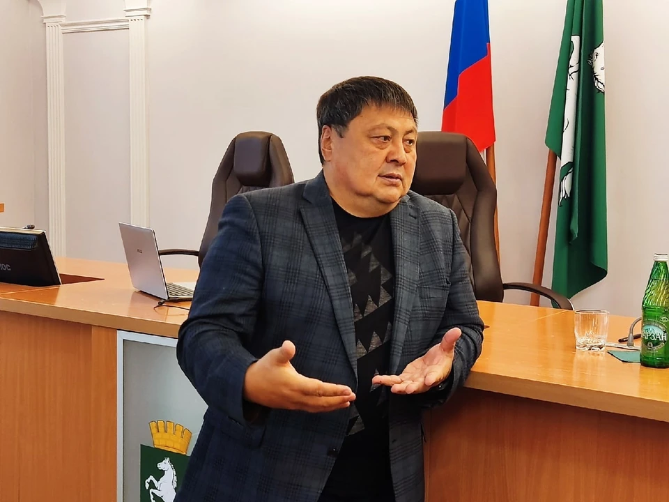 Чингис Акатаев подготовил пакет документов и даже разработал программу с планами развития Томска. Фото: Анна Ковалева