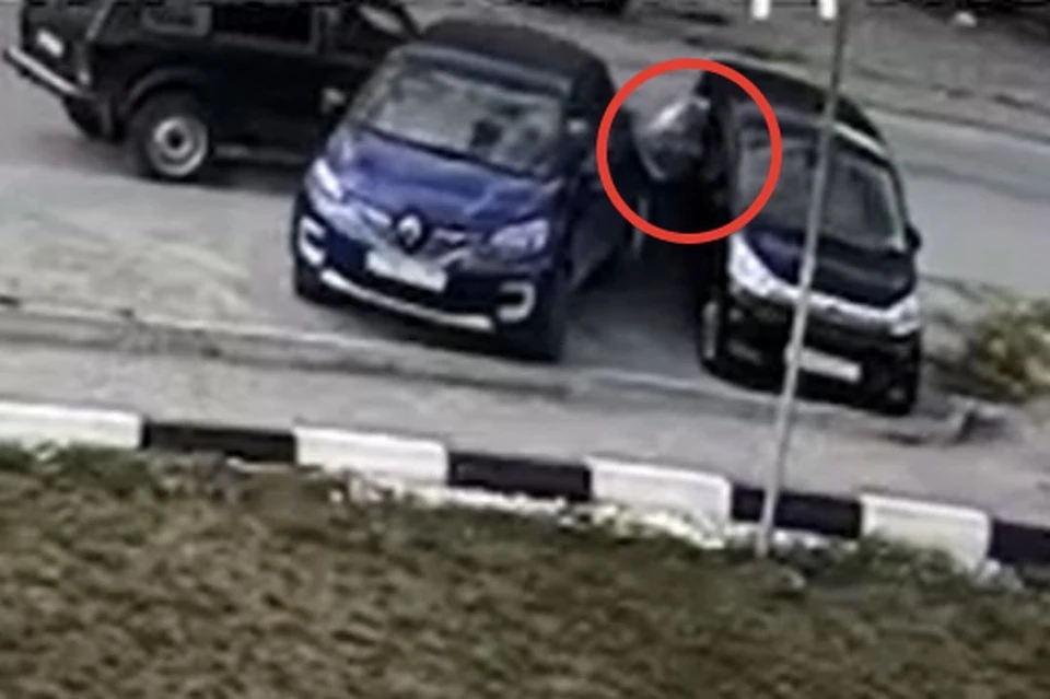 Мужчина оказался зажатым между двумя авто. Фото: стоп-кадр из видео Ксении