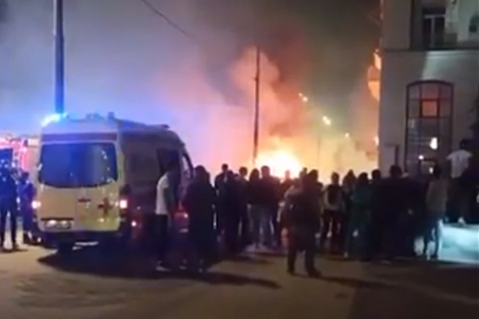 Два человека погибли в загоревшемся авто в Москве. Фото: скриншот видео.