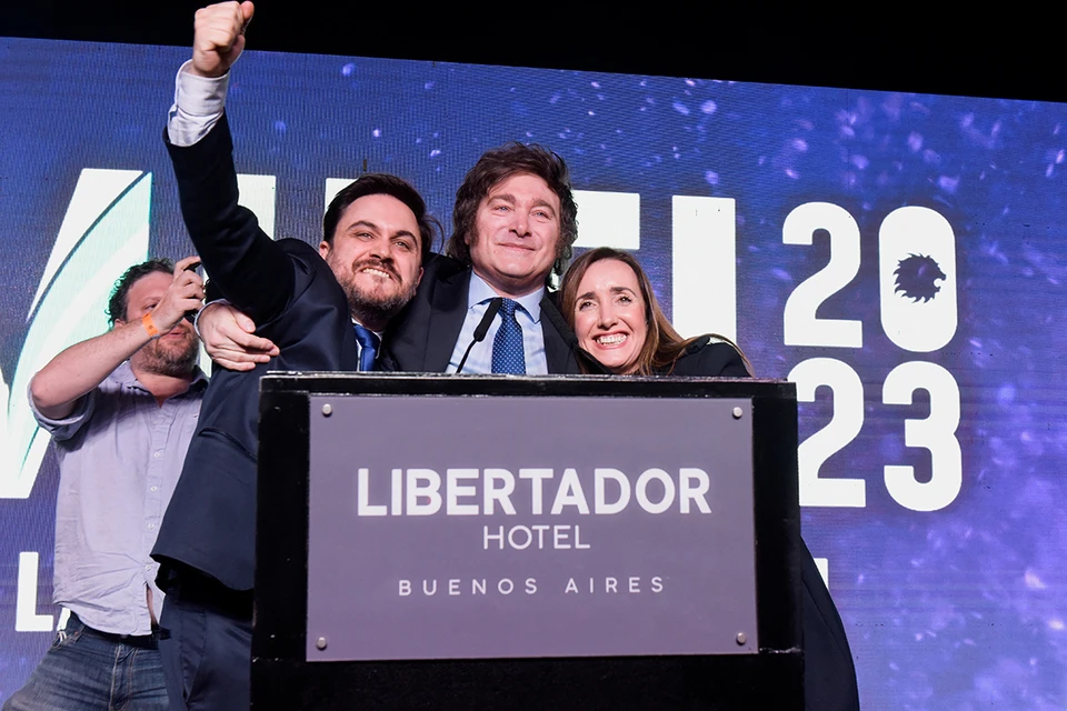 Как передает крупнейшая аргентинская газета «Кларин», после подсчета бюллетеней с 97,39% участков выяснилось, что больше всего голосов на праймериз (30%) получил правый Хавьер Милей, представляющий партию «Свобода наступает».