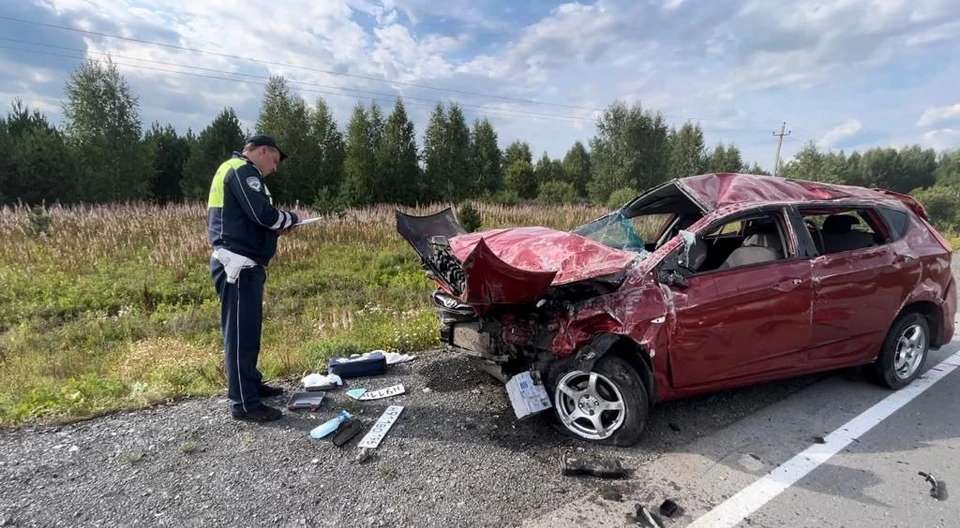 37-летний мужчина на Hyundai решил пойти на обгон, но не справился с управлением и перевернулся, фото: ГИБДД Свердловской области