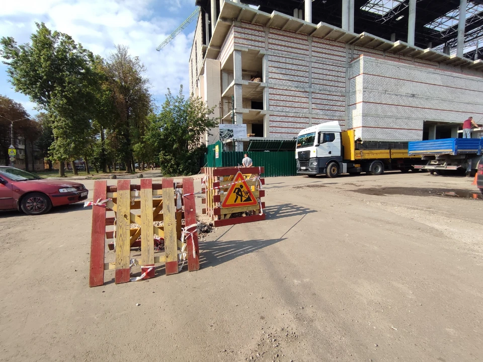 В Туле на площади Искусств до конца августа частично перекроют парковку