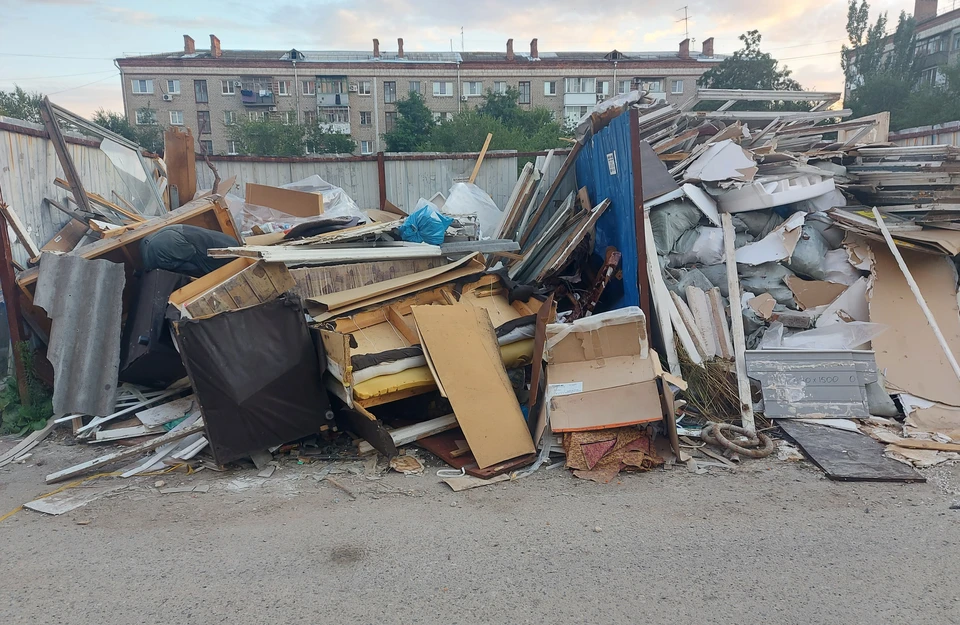 Такая картина еще во многих дворах Волгограда.