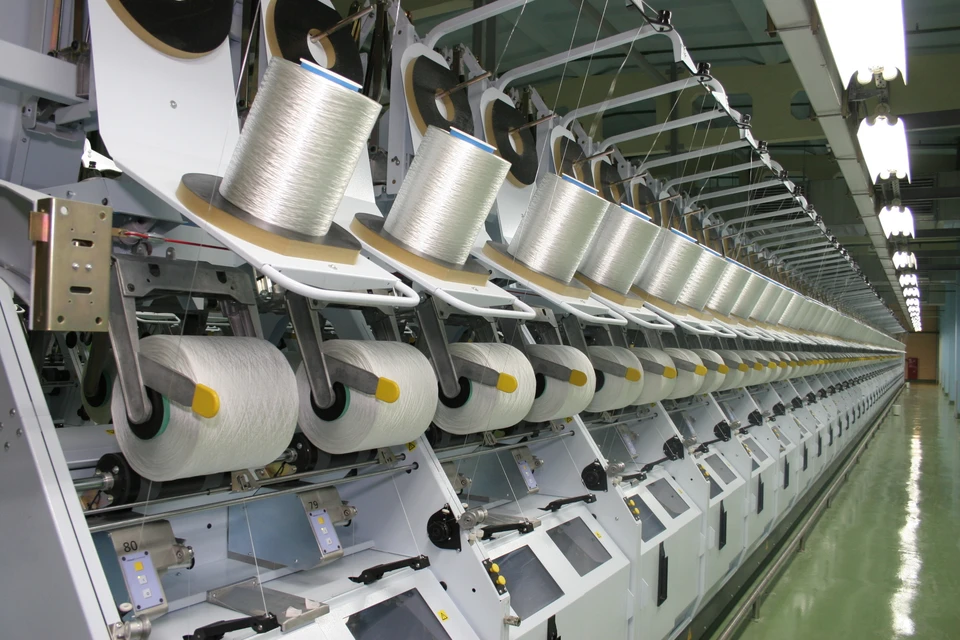 Машины кручения и ткацкие станки создают ту самую кордовую нить, которая обеспечивает шинам прочность. Фото: Александр Панчешный