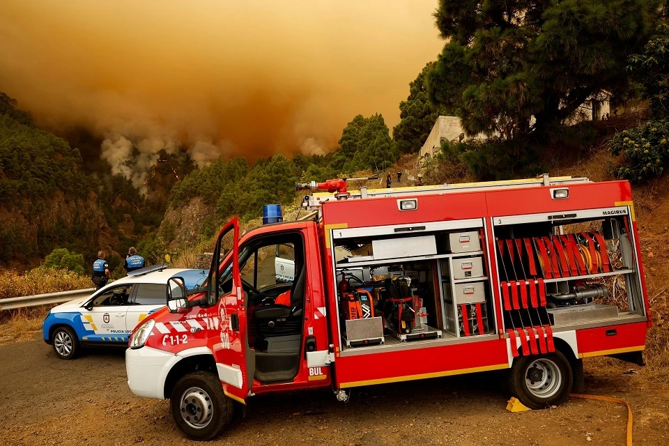 Лесной пожар на Канарских островах вышел из-под контроля