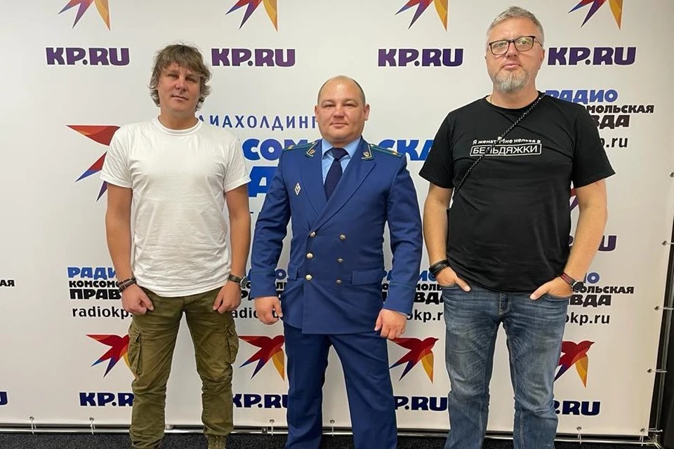 Прокурор отдела по надзору за оперативно-розыскной деятельностью, процессуальной деятельностью пограничной службы ФСБ России, расследованием преступлений в сферах незаконного оборота наркотических средств и добычи водных биологических ресурсов Алексей Петранкин (в центре). Фото: радио «Комсомольская правда» – Сахалин»