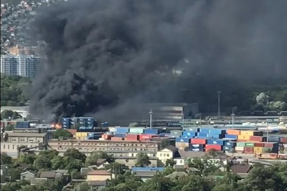 В грузовом терминале Новороссийска загорелись поддоны Фото% кадр из видео