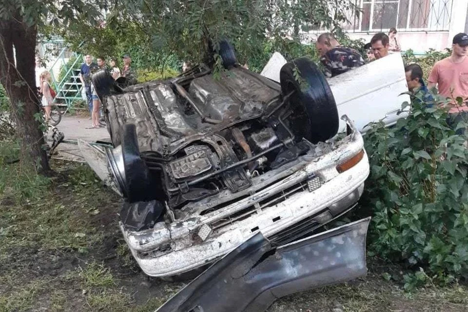 Toyota после столкновения с двумя машинами опрокинулась. Фото: ГИБДД Челябинска