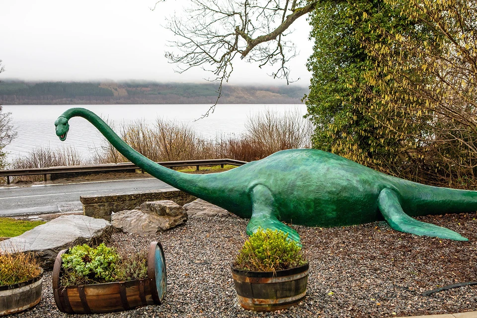 Статуя Несси у берегов самого загадочного озера Шотландии.