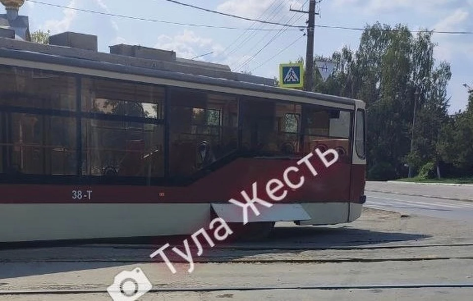 Трамвай сошел с рельсов во время движения на улице Калинина в Туле