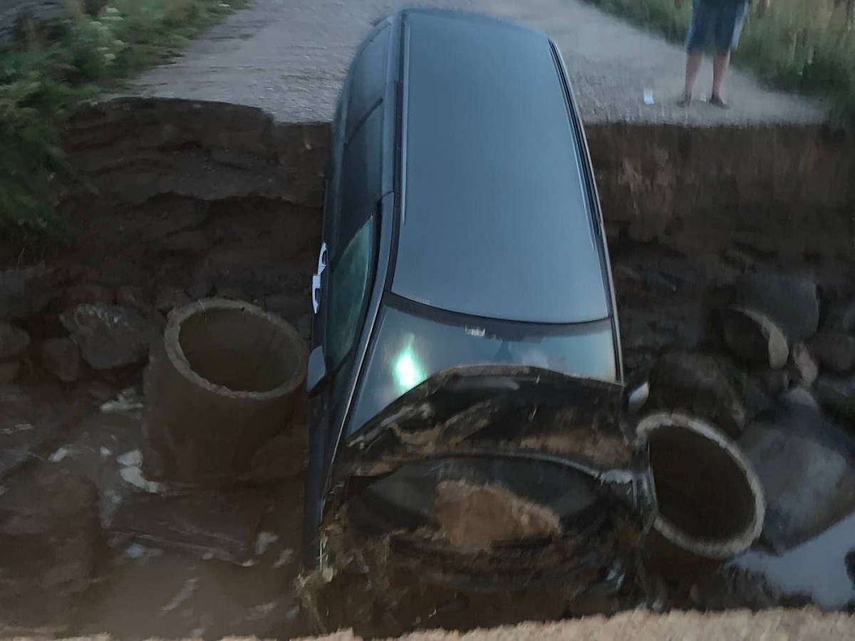 Машина провалилась в размытый ливнем участок»: Citroen упал в провал на  дороге под Сморгонью - KP.RU