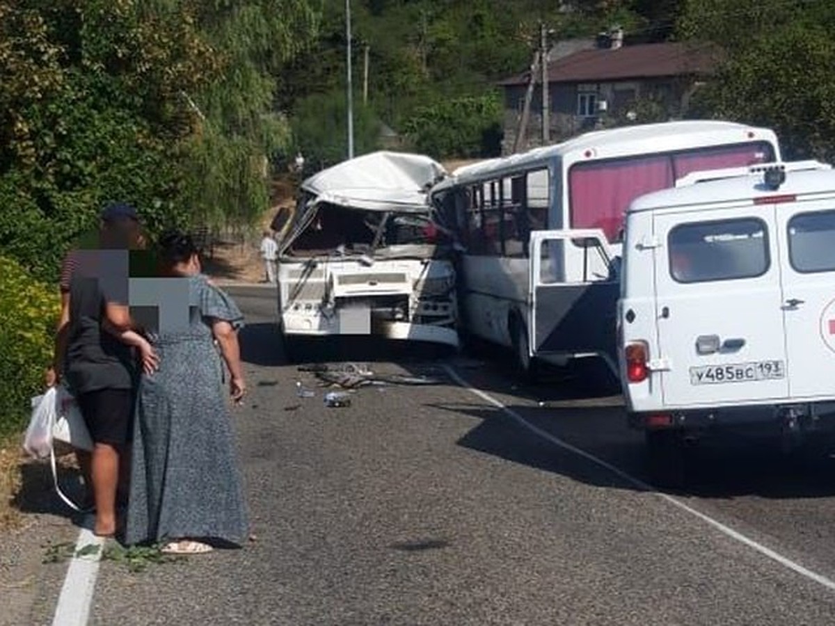 Число пострадавших в ДТП с двумя автобусами в Туапсе увеличилось до 11 -  KP.RU