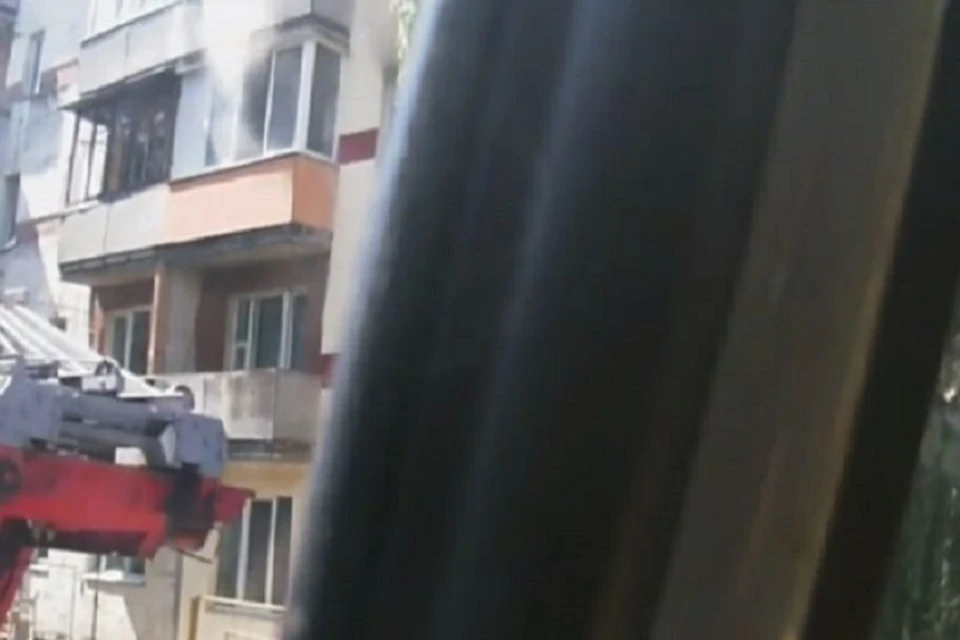 Когда пожарные прибыли на место, увидели дымок из окна на третьем этаже. Скрин видео МЧС