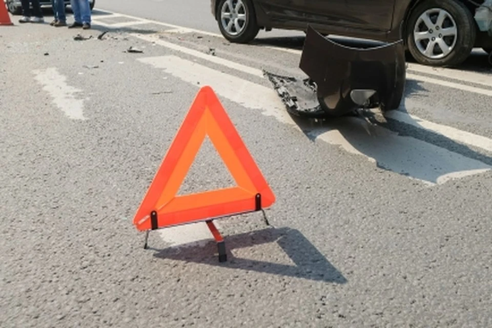 На Бердском шоссе в Новосибирске случилось ДТП с двумя грузовиками и легковушкой.