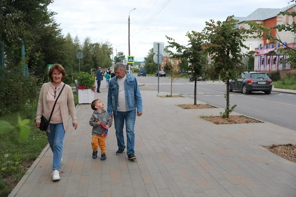 На проспекте планируется заменить асфальтовое покрытие проезжей части и пешеходных дорожек, часть тротуаров сделать в плитке.