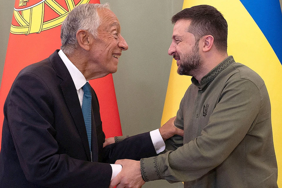 Президент Украины Владимир Зеленский чуть ли не каждый день проводит встречи с европейскими политиками. На фото - президент Португалии Марселу Ребелу де Соуза в Киеве.