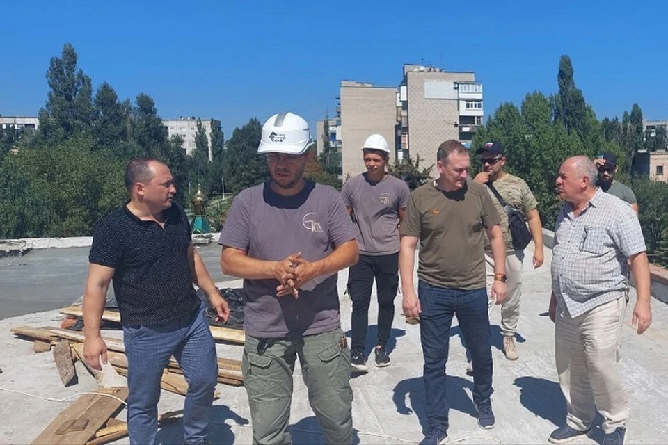 Омская область до конца года отремонтирует в Стаханове более 300 домов, три школы и роддом. Фото - Минстрой ЛНР