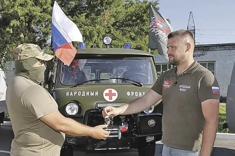 Волонтеры передают ключи от новых машин военнослужащим разных подразделений. Фото: Народный фронт