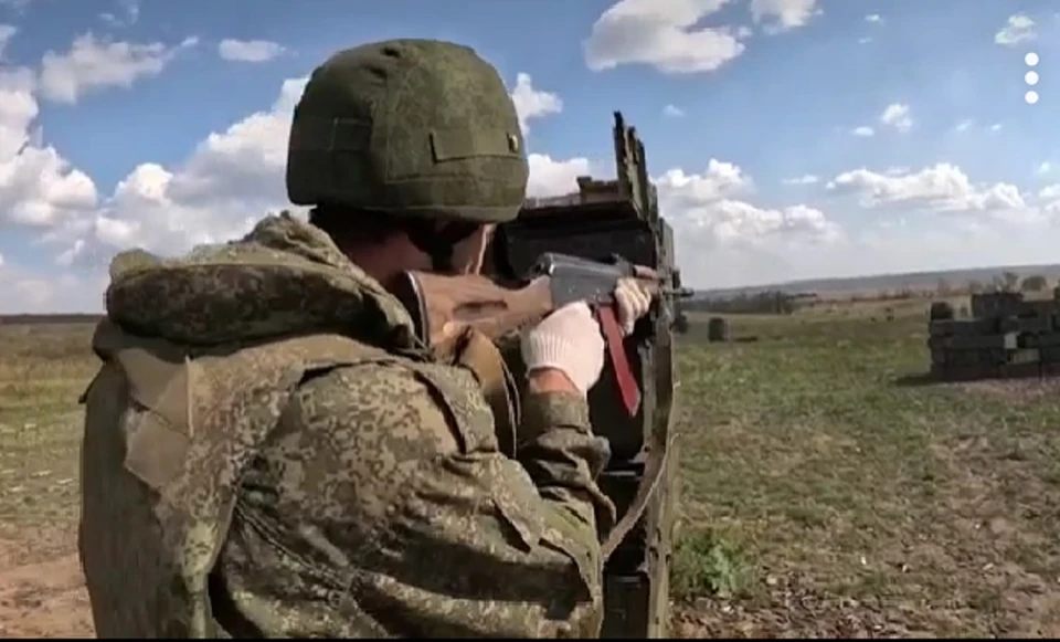 Занятия проводятся, чтобы военные не растеряли боевые навыки за время отдыха. Фото: кадр из видео Минобороны России