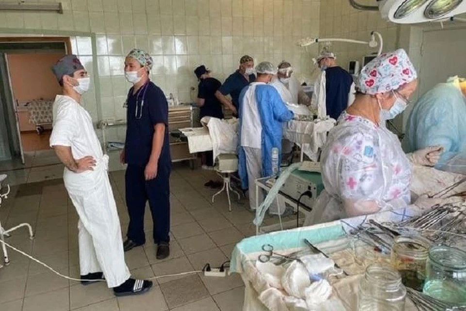 Медики, в том числе, провели несколько длительных операций. Фото: страница в соцсети «ВКонтакте» главного врача БСМП города Бориса Гуркина.