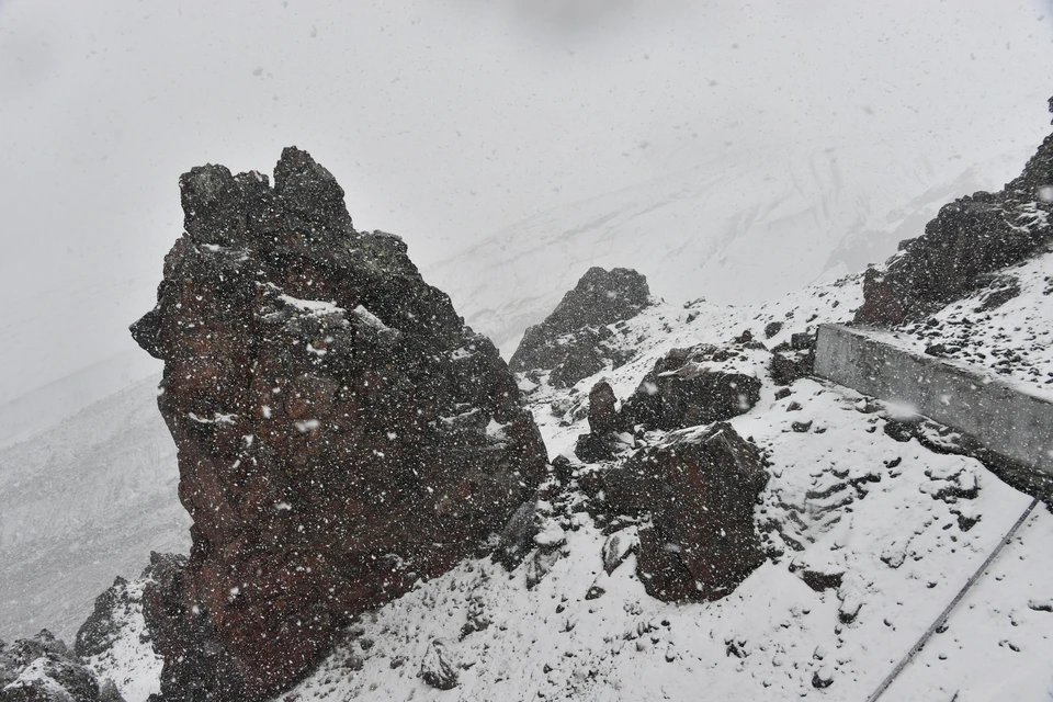 Во время спуска, на высоте 5100 метров, из-за сложных погодных условий, оступившись, проводник провалился в расщелину в леднике
