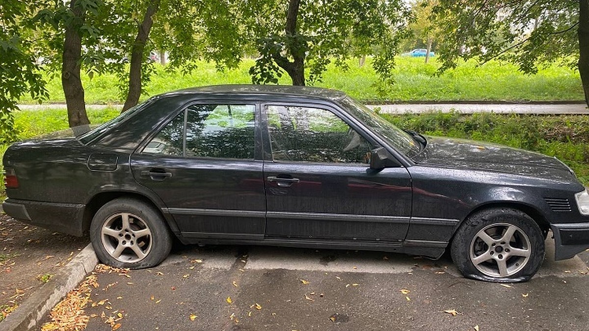 На Сортировке вандалы порезали шины автомобилям - KP.RU