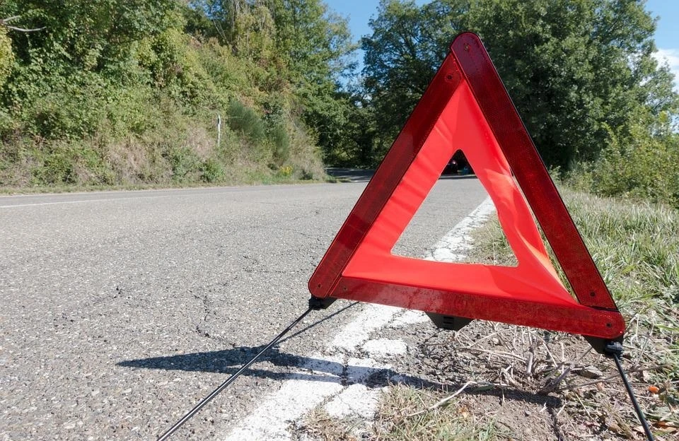 В Выльгорте при столкновении легковушки и грузовика пострадали три человека