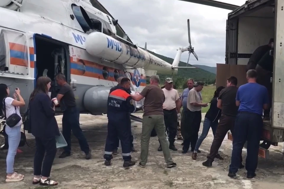 Вертолет Ми-8 МЧС доставил в отрезанные водой населенные пункты Милоградово и Моряк-Рыболов хлеб, воду и медикаменты.