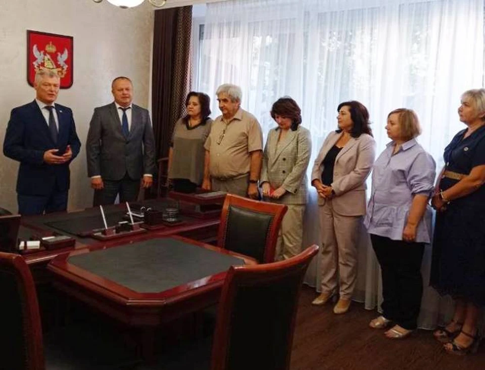 Валерия Мелещенко (второй слева) уже представили коллективу.