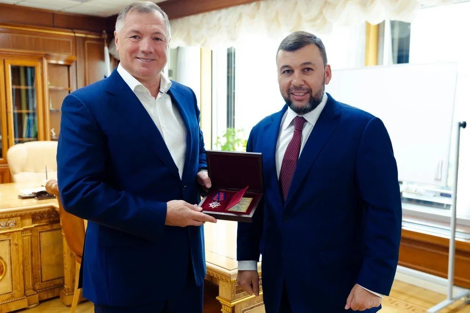 Денис Пушилин вручил Марату Хуснуллину орден Республики за вклад в развитие строительной отрасли в ДНР. Фото: Пушилин/ТГ