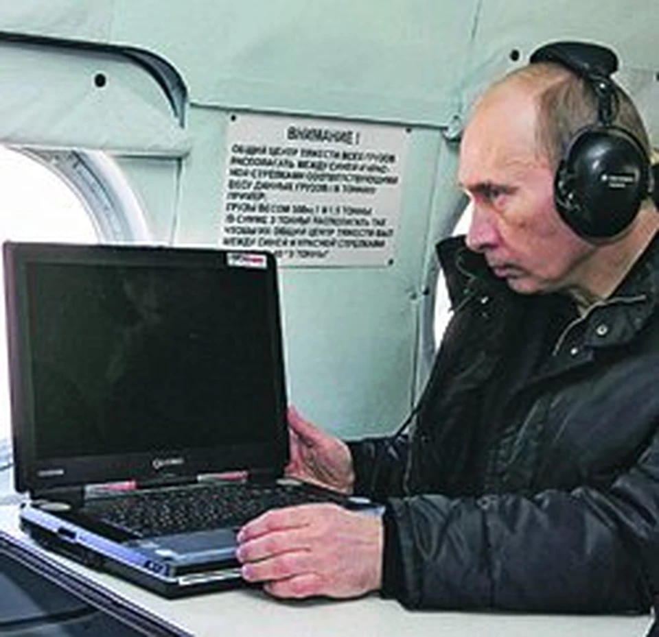 Владимир Путин на борту президентского вертолета.