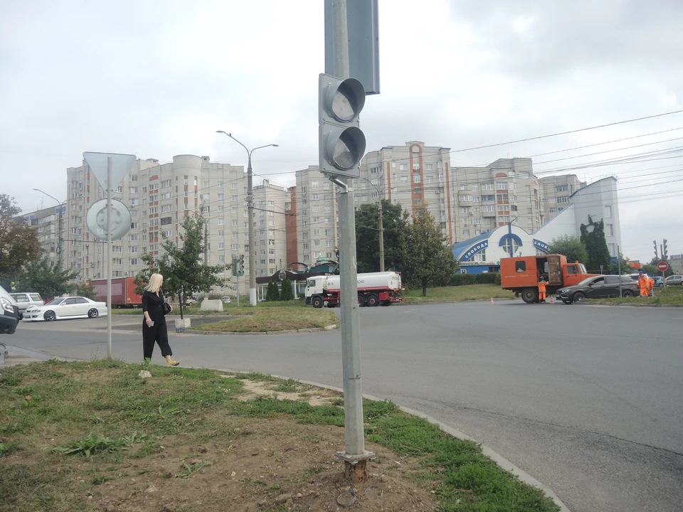 Сейчас люди переходят дорогу на свой страх и риск.