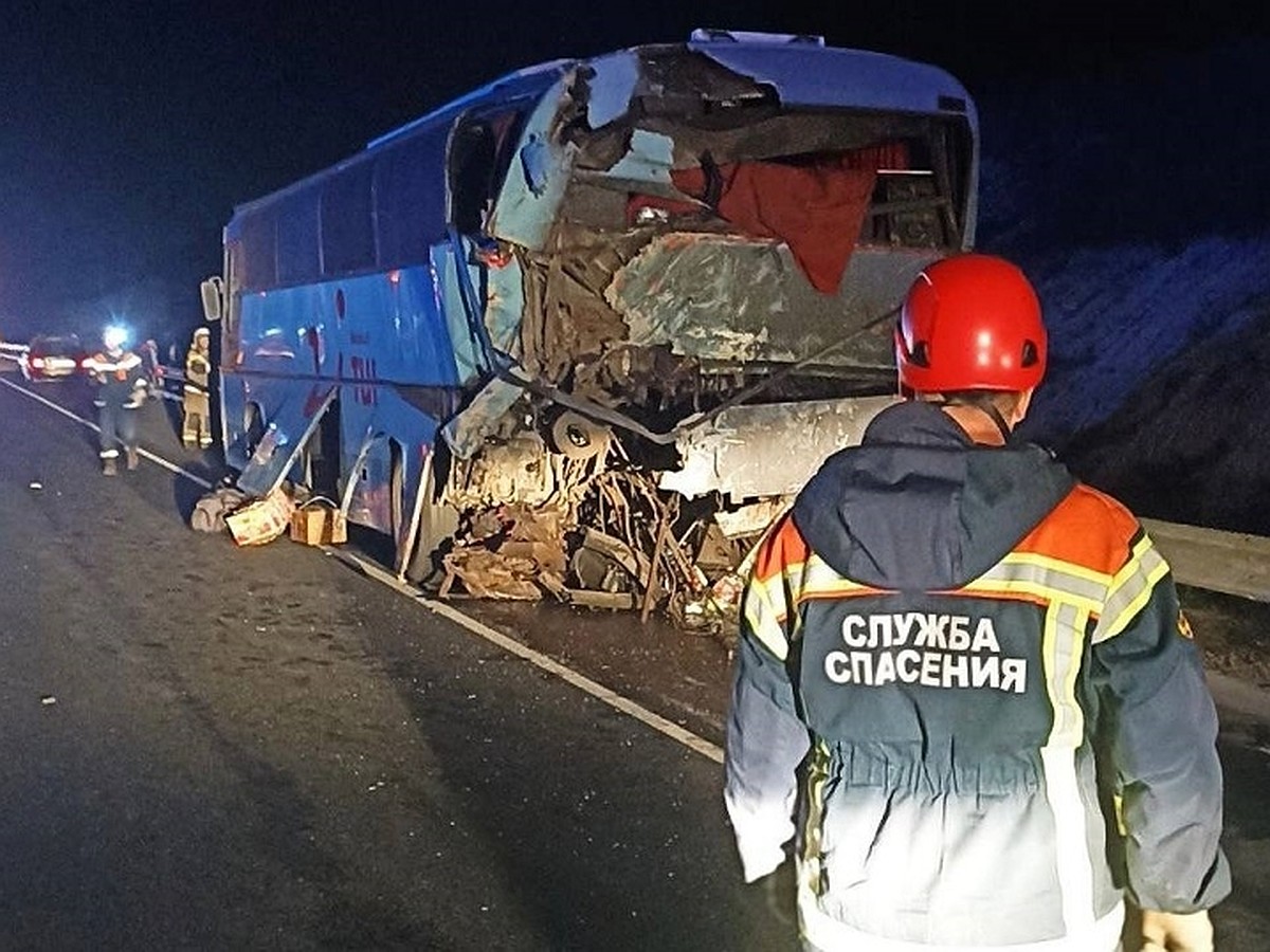 ДТП с фурой и пассажирским автобусом в Саратове: что случилось, причины,  пострадавшие и погибшие - KP.RU