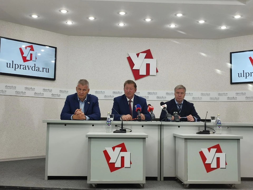 Владимир Кашин (на фото в центре) два дня осматривал самые важные предприятия Ульяновской области