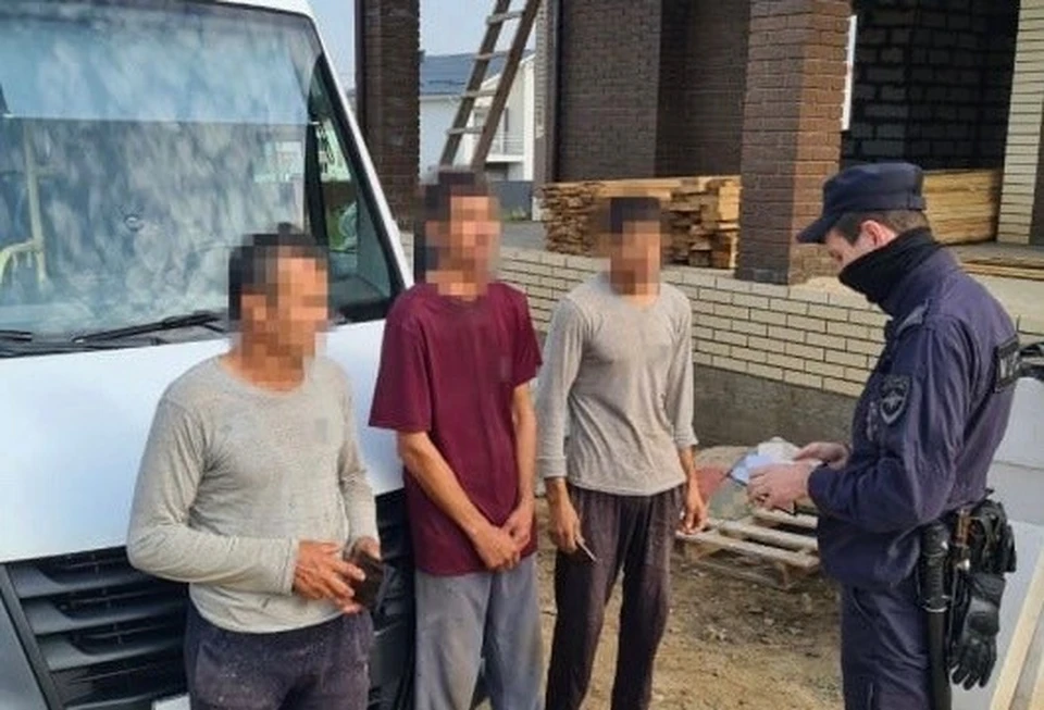 Задержанные мигранты