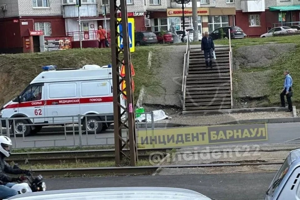 На месте работают медики и полиция. Фото: «Инцидент.Барнаул»
