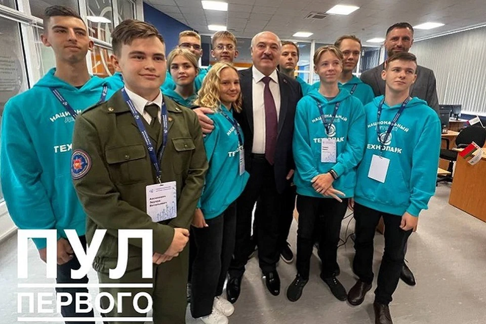 Александр Лукашенко с учащимися детского технопарка. Фото: телеграм-канал "Пул Первого".