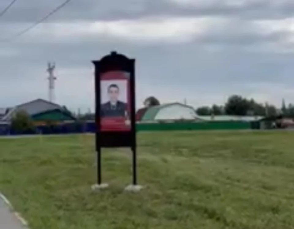 В Ембаево вдоль дороги появились окна в наличниках с портретами выдающихся людей. Фото: скриншот с видео
