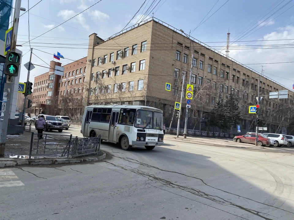Автобусы №4 и 14 будут ездить в объезд перекрестка Дежнева-Ленина. Фото: KP.RU