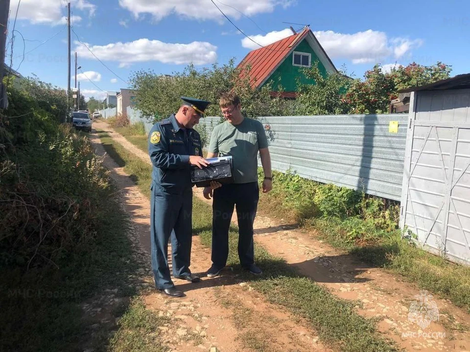 Сотрудники МЧС проинструктировали владельцев других участков