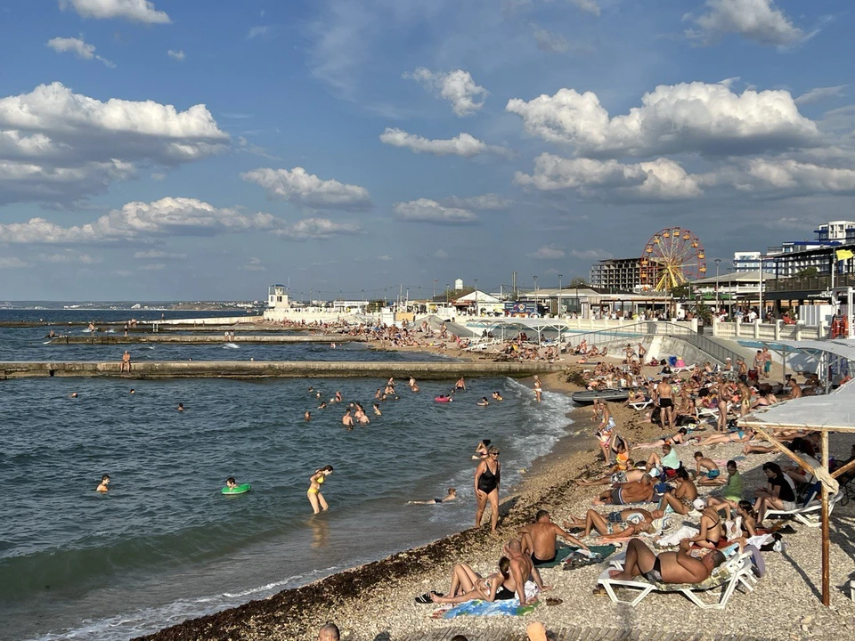 Наступила осень, но на пляжах много отдыхающих. Фото: архив КП