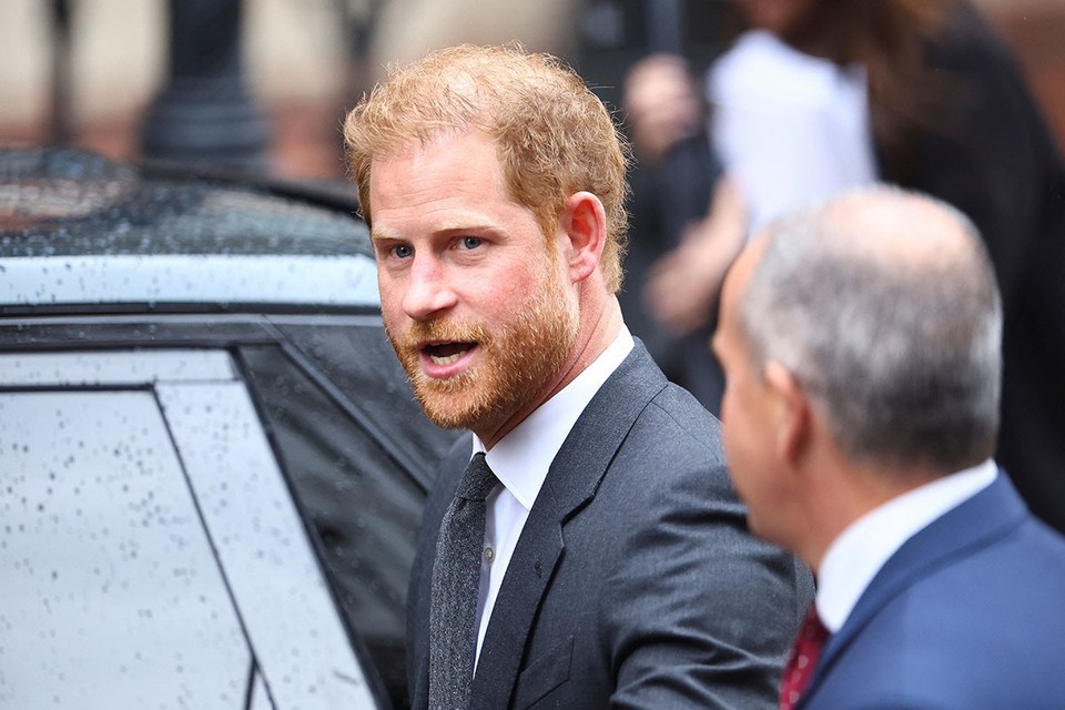 Princ Harry je dnes v královské rodině Windsorů něco jako marnotratný syn.