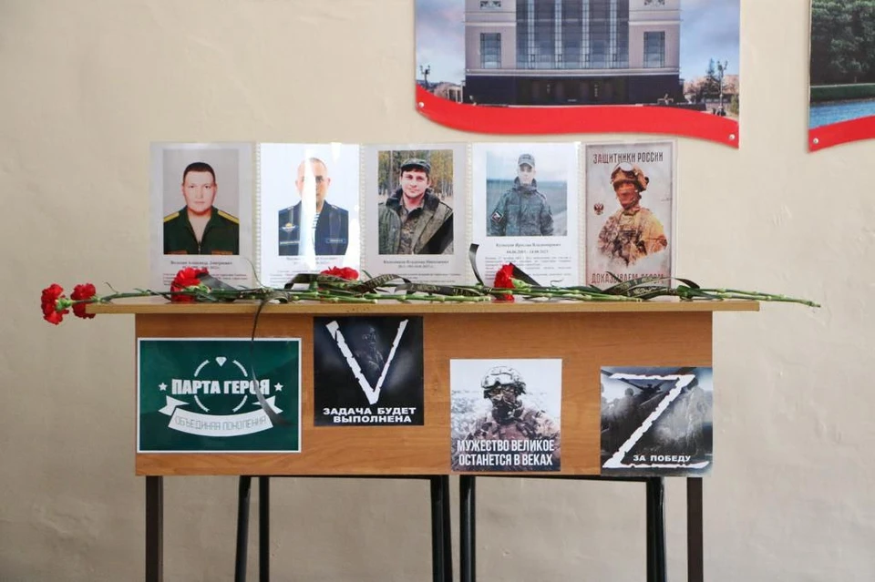 Память защитников Родины почтили минутой молчания, к фотографиям возложили цветы. Фото: администрация Орска